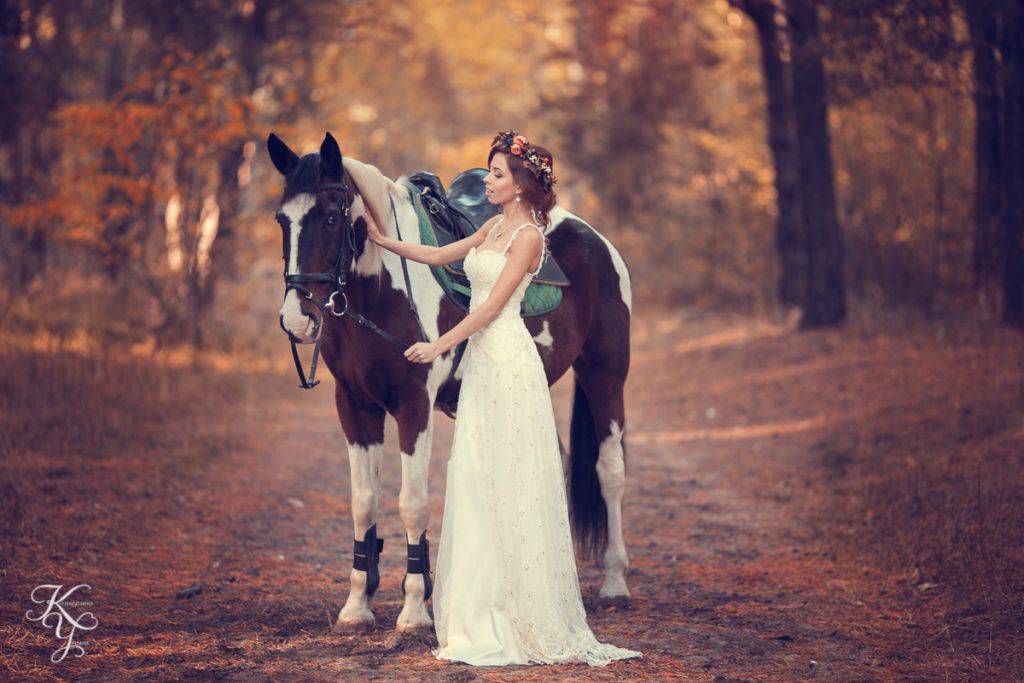 Романтическая свадебная фотосессия с лошадьми, собаками