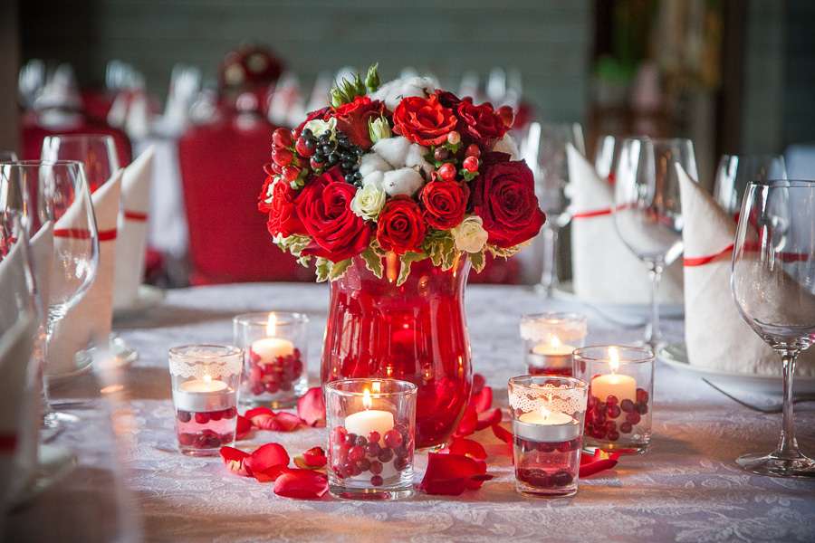 Красный букет невесты: фото, выбор цветов в красочных тонах, свадебные композиции с пионами, розами, герберами, орхидеями в разных стилях