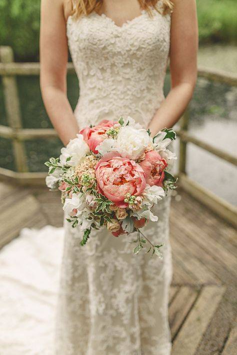 Как выбрать свадебный букет: практическое руководство к действию. сочетание цветов букета невесты и свадебного платья: фото и полезные советы