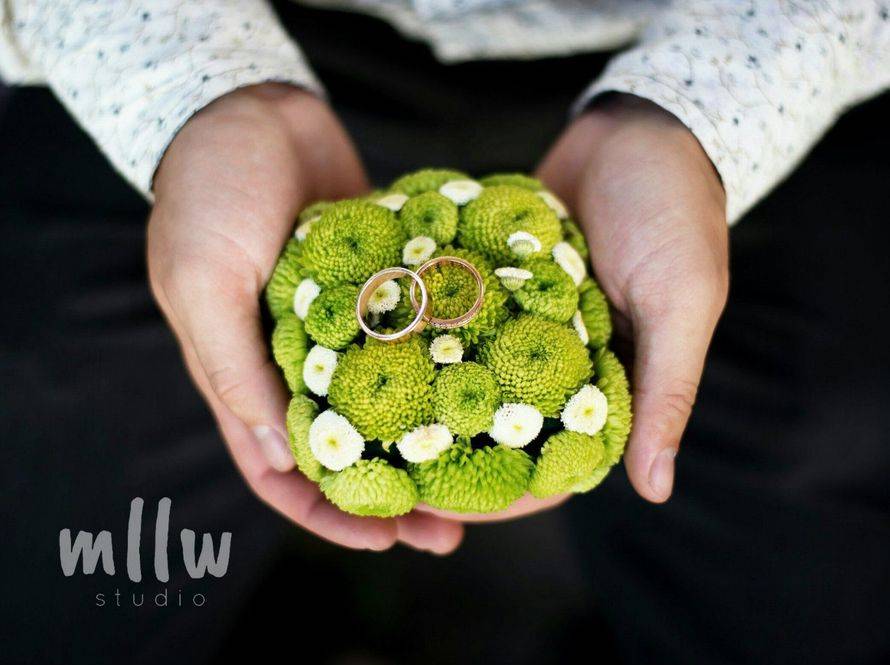 Необычно и практично – подушечка для колец из живых цветов: фото красивых вариантов