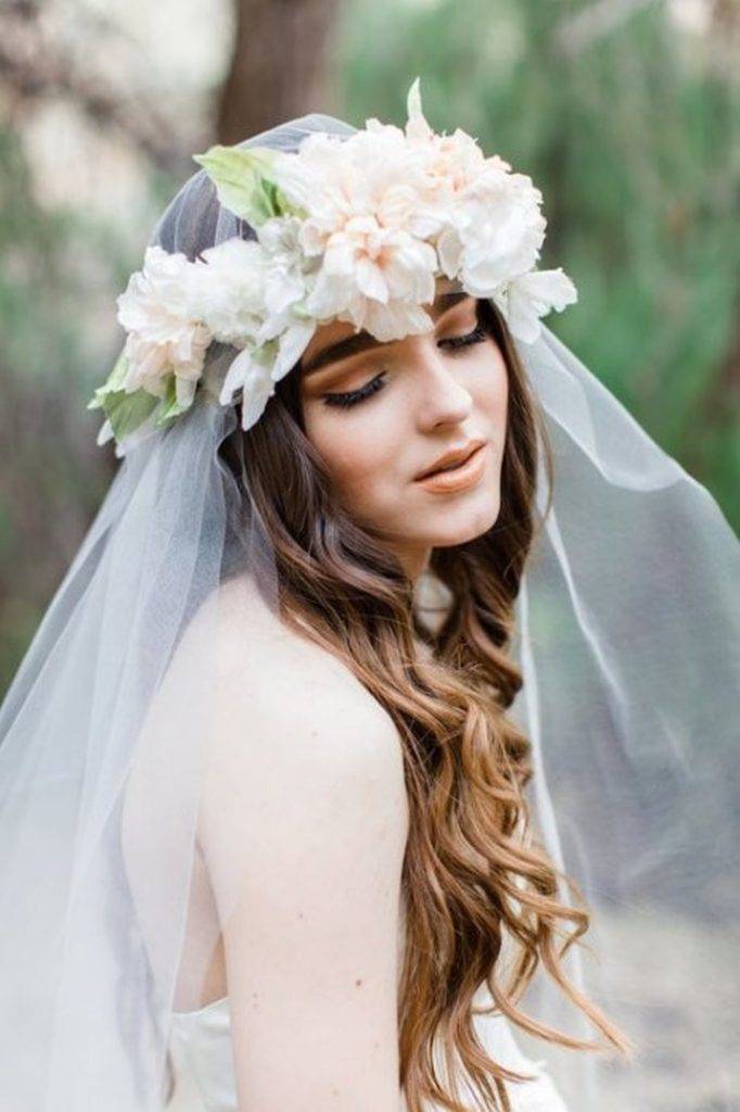 Нежный свадебный образ – невеста с венком на голове: красивые фото