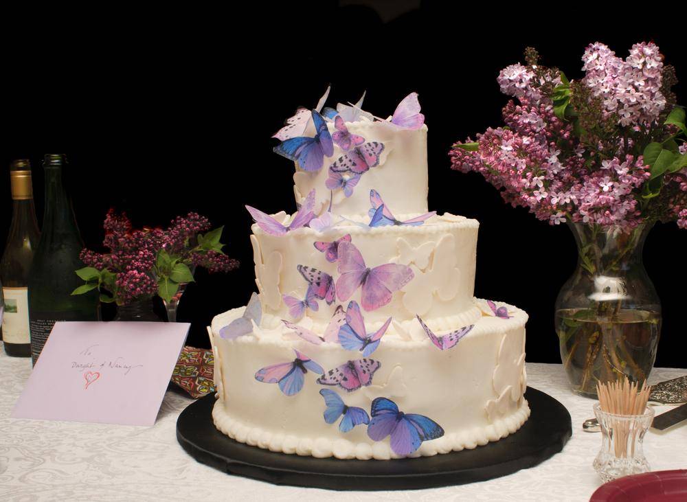 Украшение зала на свадьбу из бумаги: цветами и помпонами – фото