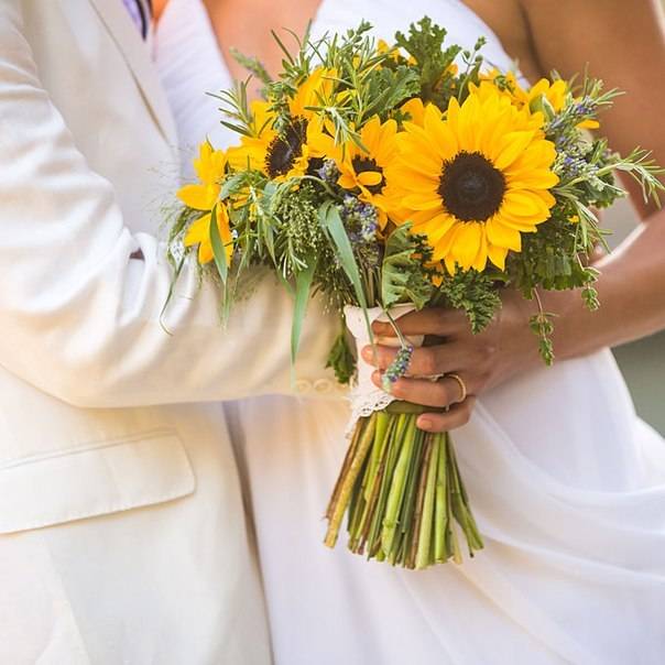 Яркий и стильный аксессуар: свадебный букет с подсолнухами – значение и фото