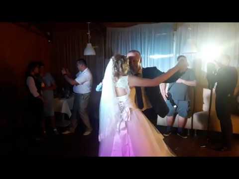 Танец отца и дочери на свадьбе, папа танцует с невестой