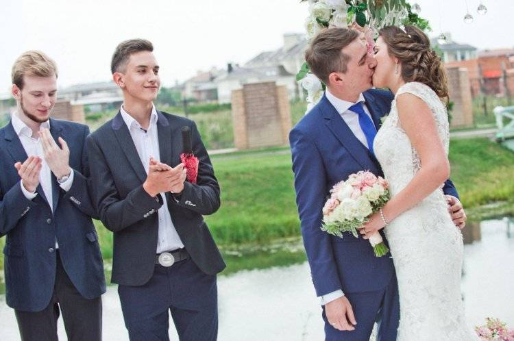 Прически для подружки невесты на свадьбу на длинные, средние и короткие волосы с фото