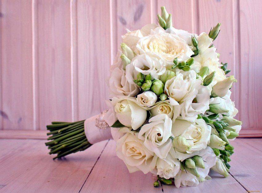 Свадебный букет из эустомы ? – варианты [2019] с кустовой розой & белой фрезией на фото