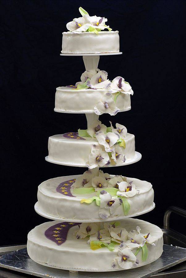 Трехъярусный торт на свадьбу — лучшие идеи и способы декорации