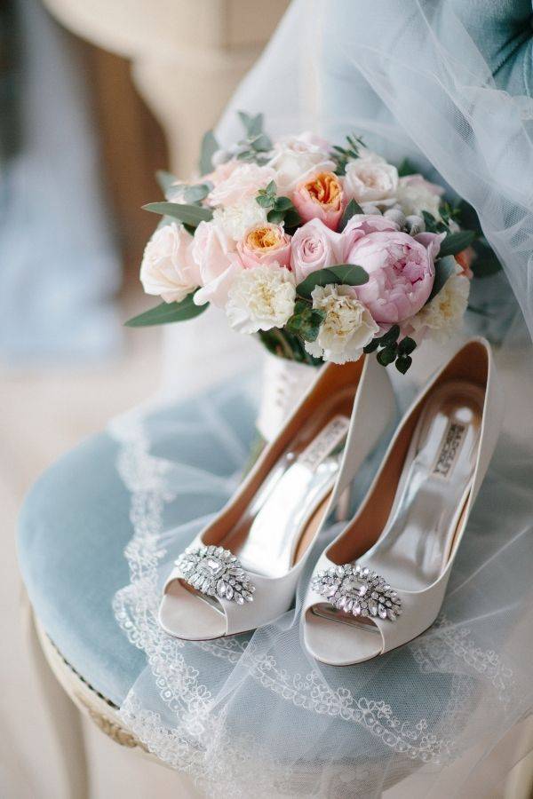 Можно ли выходить замуж в старых туфлях. что предлагают дизайнеры свадебной обуви. цветные туфли на свадьбу и варианты отделки
