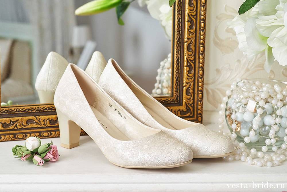 На удобной волне: свадебная обувь без каблука – как подобрать под платье