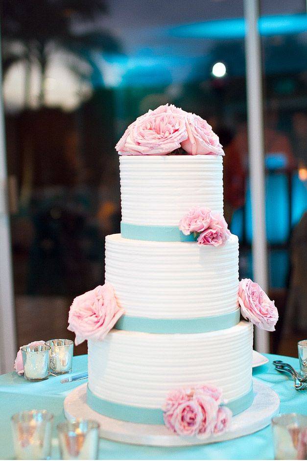 Воздушная романтика – розовый свадебный торт с белыми оттенками