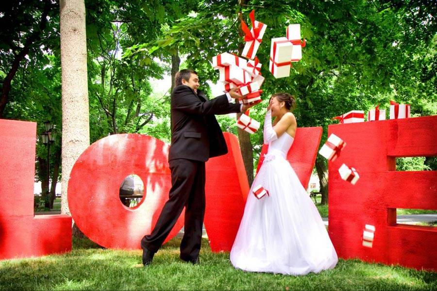 Аксессуары для свадебных фотосессий (64 фото): лучшие атрибуты и реквизиты на свадьбу своими руками, качели, карточки и прочие декорации