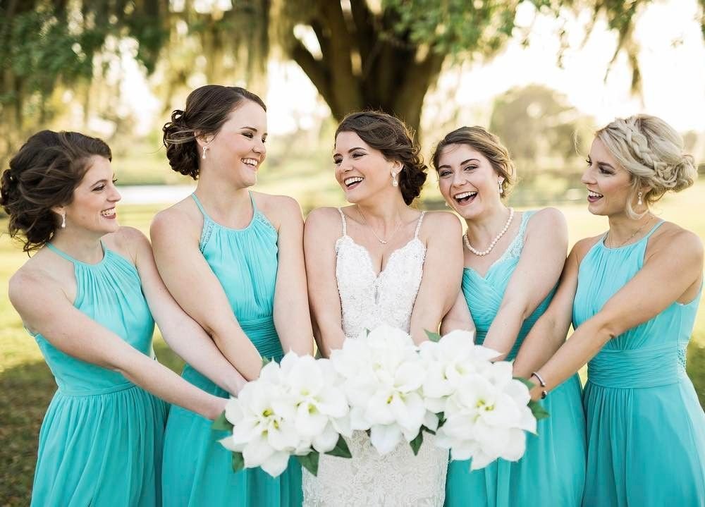 Подружки на свадьбе в одинаковых платьях