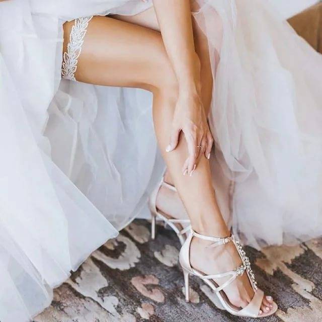 Зачем нужна подвязка невесте на ногу