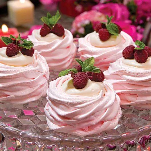 Свадебный торт с живыми цветами? – варианты [2019], фото синих & красных, белых и фиолетовых десертов из мастики или крема