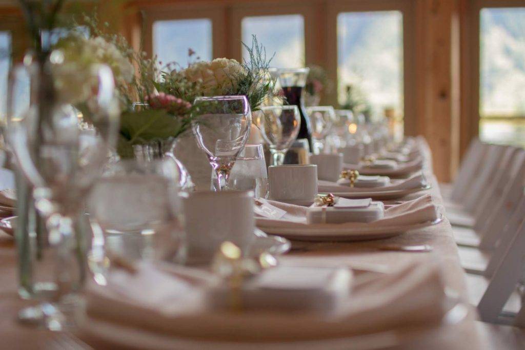 Красивая сервировка свадебного стола своими руками – правила и советы