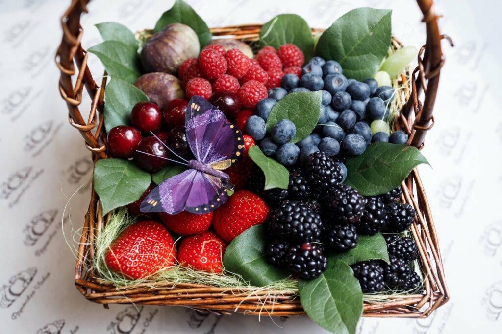 Вкусное настроение – букет невесты с ягодами и фруктами: фото примеров