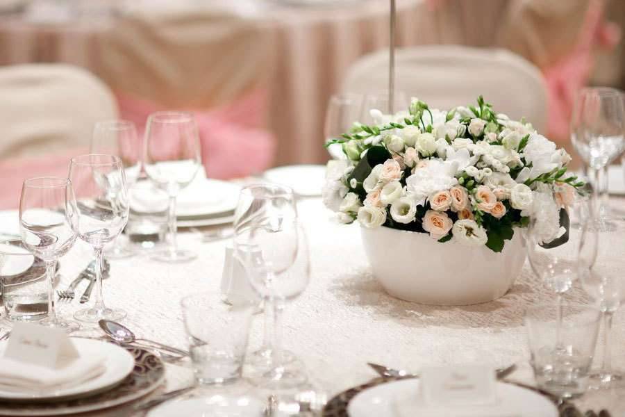 Оформление стола молодоженов на свадьбу: 100 оригинальных идей с фото