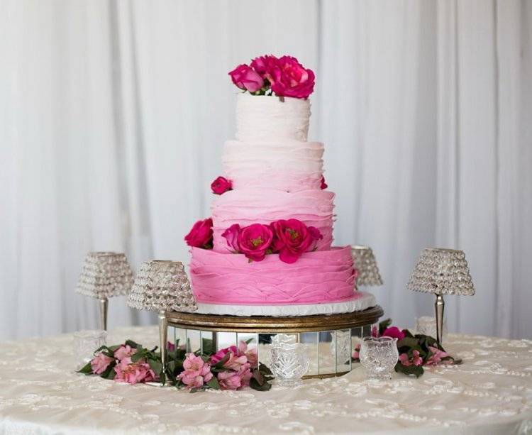 Свадебный торт с розами – красными, розовыми, синими, белыми, а также живыми цветами и розами из мастики