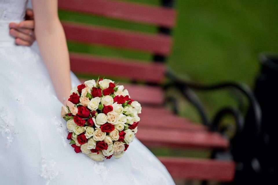 Букет невесты из роз и альстромерий: фото, идеи композиций, подбор декора и формы, советы по уходу за букетом