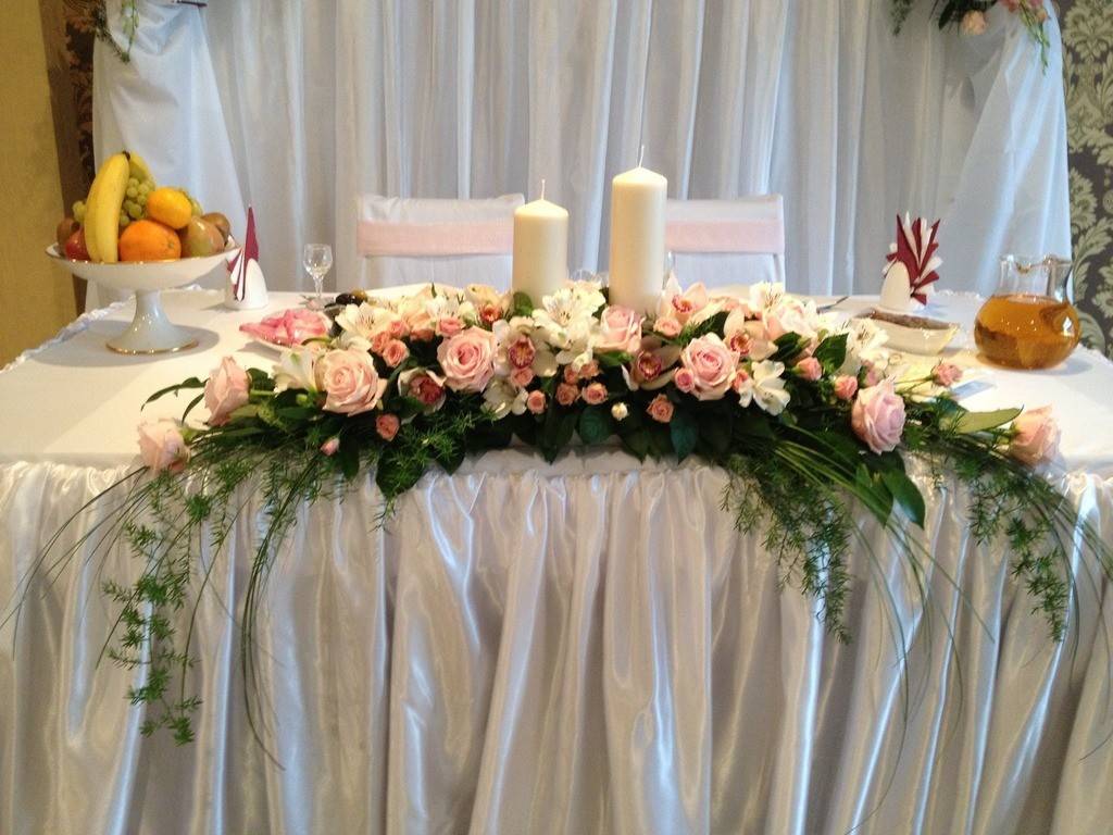 Букет на свадьбу на стол: как сделать украшения живыми цветами в вазе для молодоженов и гостей