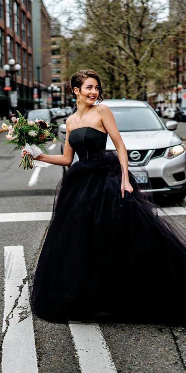 Черно белые свадебные платья - модели 2021 года и аксессуары к ним с фото