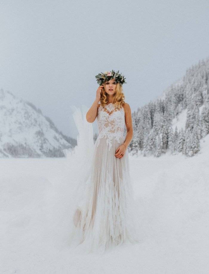 Зимнее свадебное платье, верхняя одежда и аксессуары: выбираем по цвету и модели