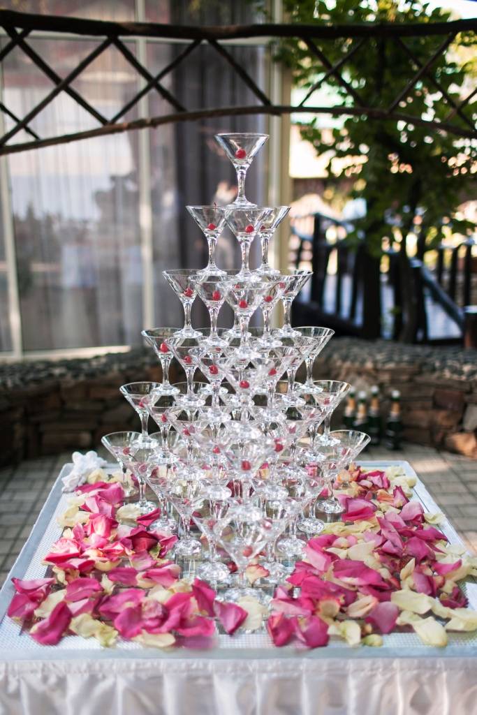 Модный свадебный перфоманс – пирамида из шампанского | полюбовница