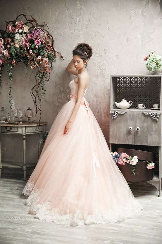Пудровое свадебное платье, разнообразие фасонов и моделей