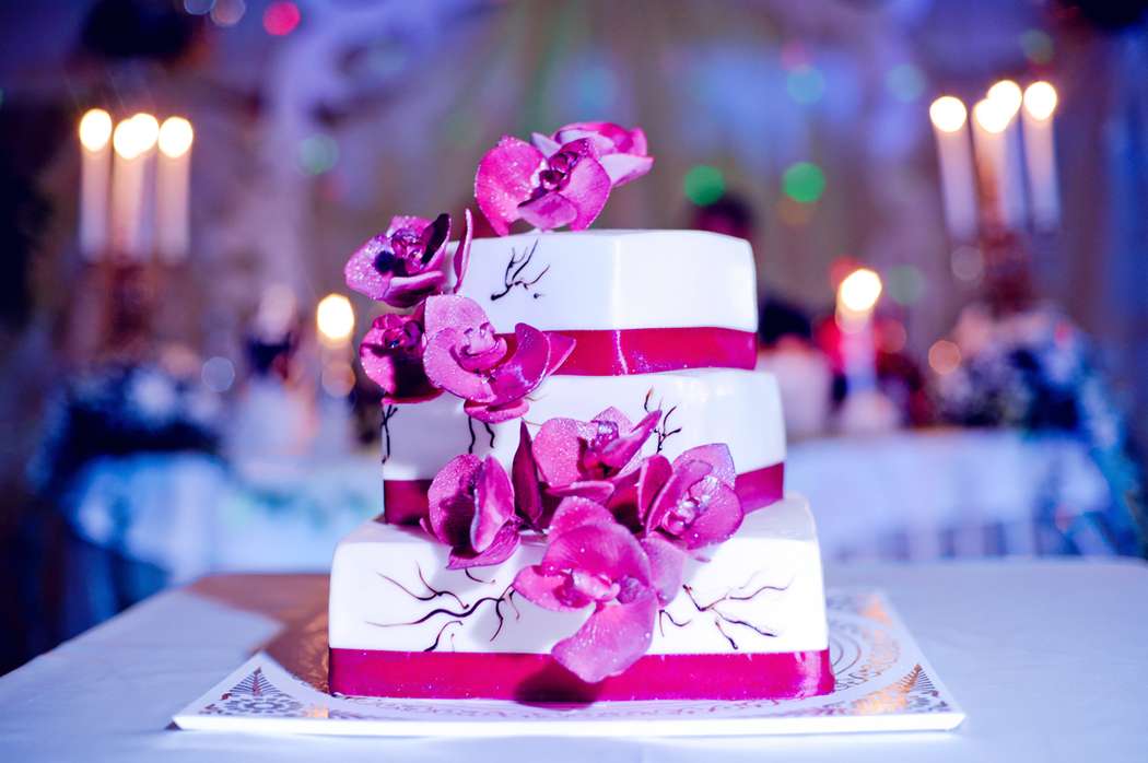 Свадебные торты с живыми цветами – яркие шедевры кулинарного искусства
