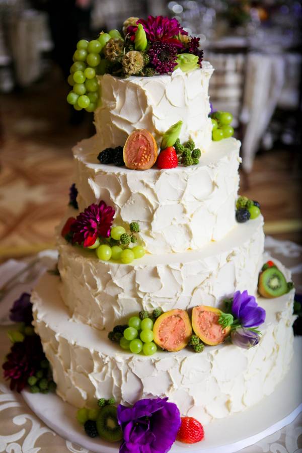 Свадебный торт с ягодами ?, фруктами & живыми цветами в [2019] – фото