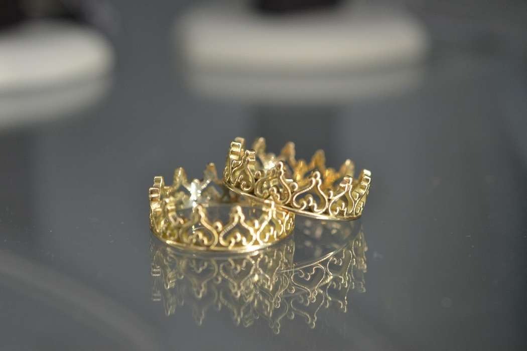 Обручальные кольца с коронами