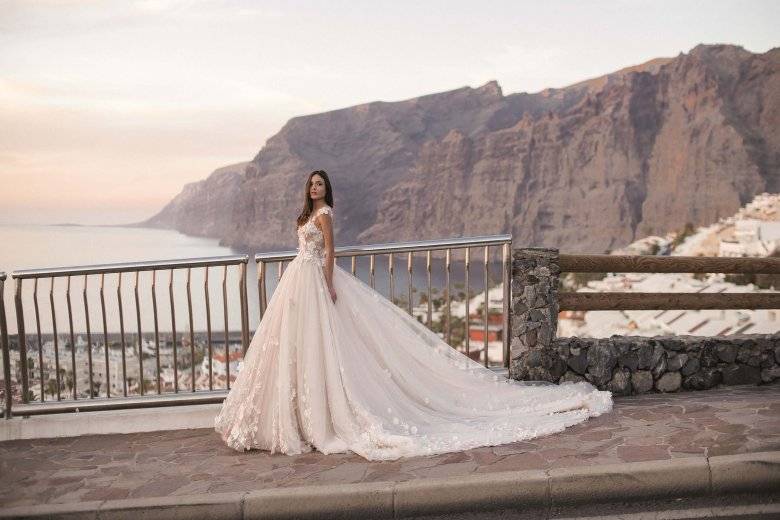 Свадебные платья со шлейфом — всегда в мейнстриме особо торжественного шика + 78 фото