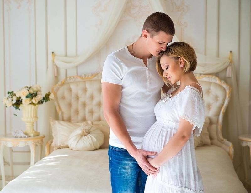 Позы для фотосессии беременной в студии с мужем на природе дома