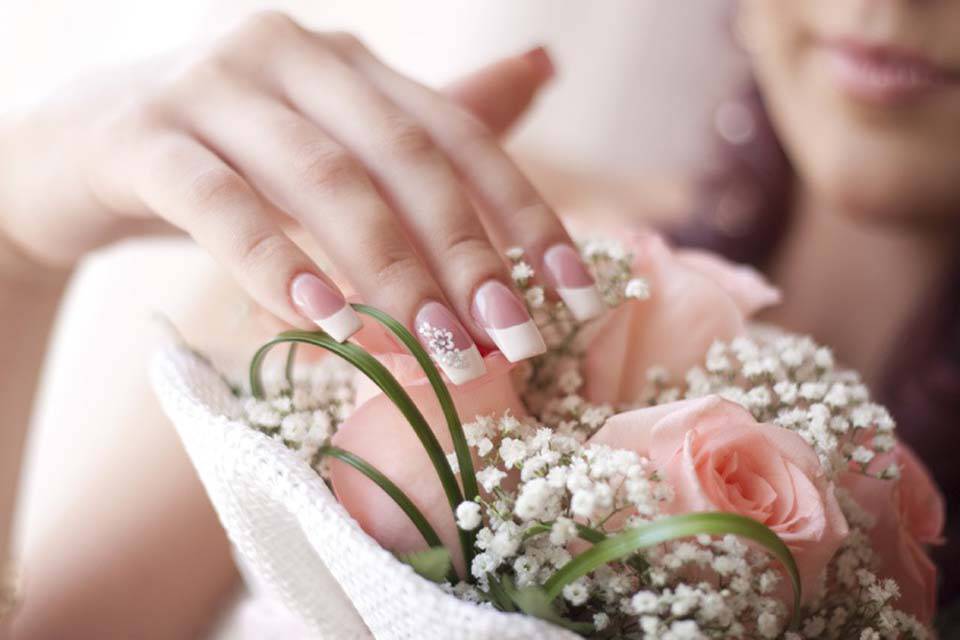Фото ногтей на фоне цветов