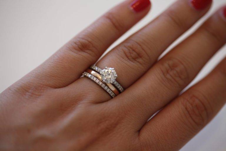 Кольцо для помолвки приметы. как правильно носить помолвочное кольцо. во время свадьбы