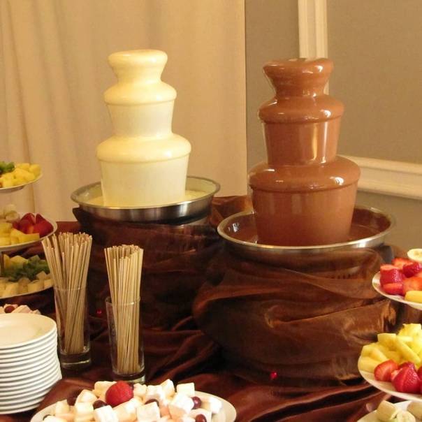 Шоколадный фонтан на свадьбу: оригинальное сладкое угощение