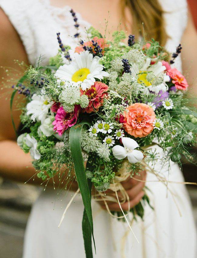 Модный свадебный букет из полевых цветов – идеальный вариант для летнего торжества!