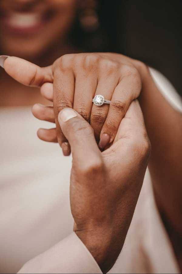 Как правильно носить обручальные и помолвочные кольца: можно ли носить на одном пальце