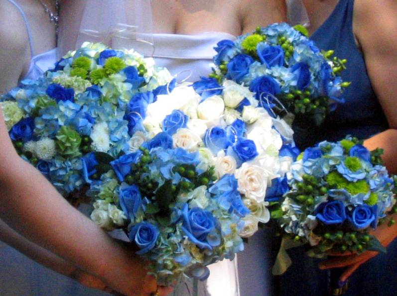Океан, небо и сапфиры свадебного торта в синем цвете