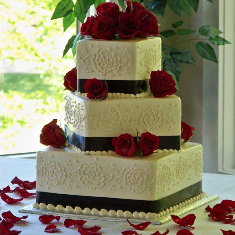 Свадебные торты без мастики с цветами и фруктами (фото)
