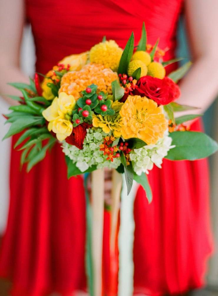 Красный букет невесты: фото, выбор цветов в красочных тонах, свадебные композиции с пионами, розами, герберами, орхидеями в разных стилях