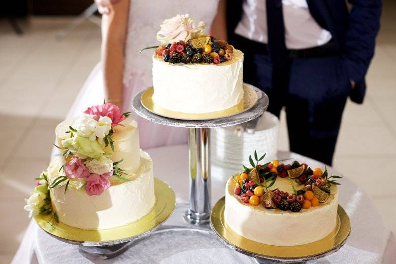 Украшение живыми цветами торта: примеры с фото