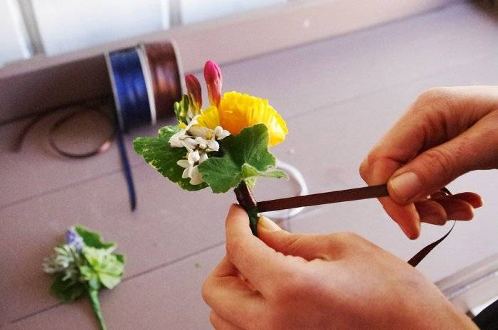 Изготовление бутоньерки своими руками из лент и цветов