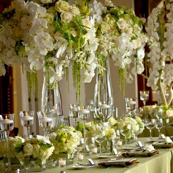 Свадебная флористика с фото: цветы на столы гостей, цветочные композиции в оформлении стола молодоженов, букет невесты, украшение банкета свежими цветами, декор авто
