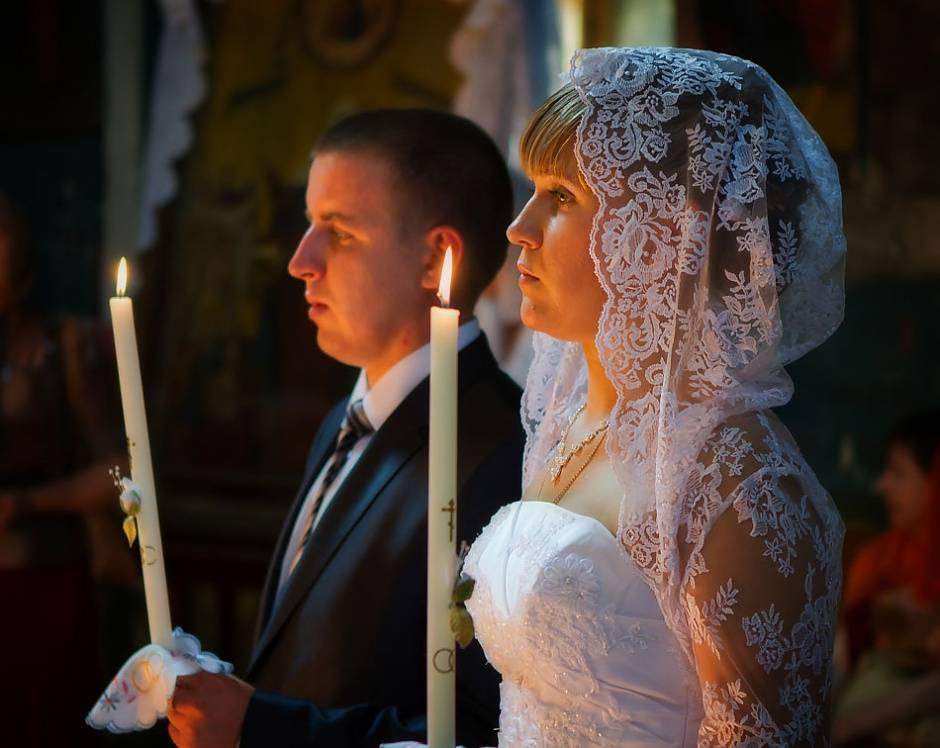 Какой должна быть одежда для венчания, что разрешено надевать жениху, невесте и их гостям