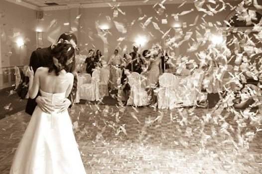 Поздравление от друзей жениха на свадьбу: как написать текст (тост) в прозе или стихах, идеи творческих сюрпризов для жениха и невесты - танец, песня, видеоклип