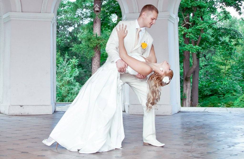 Танец жениха и невесты в загсе и на свадьбе: что важно знать
