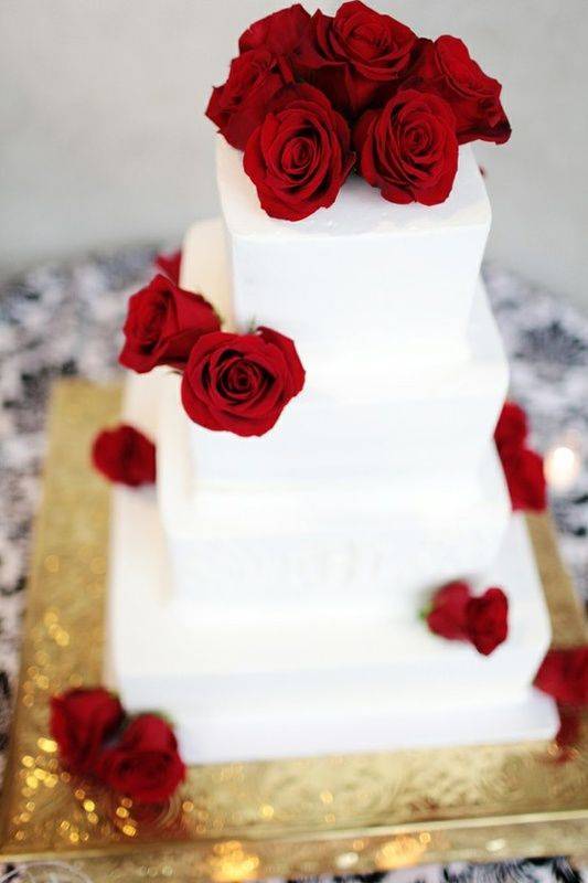 Оформление свадебного торта бутонами роз