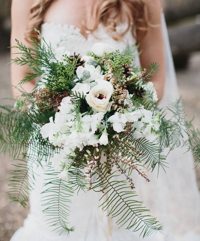 Зимний букет невесты 2020: свадебные варианты цветов с хлопком, шишками с фото