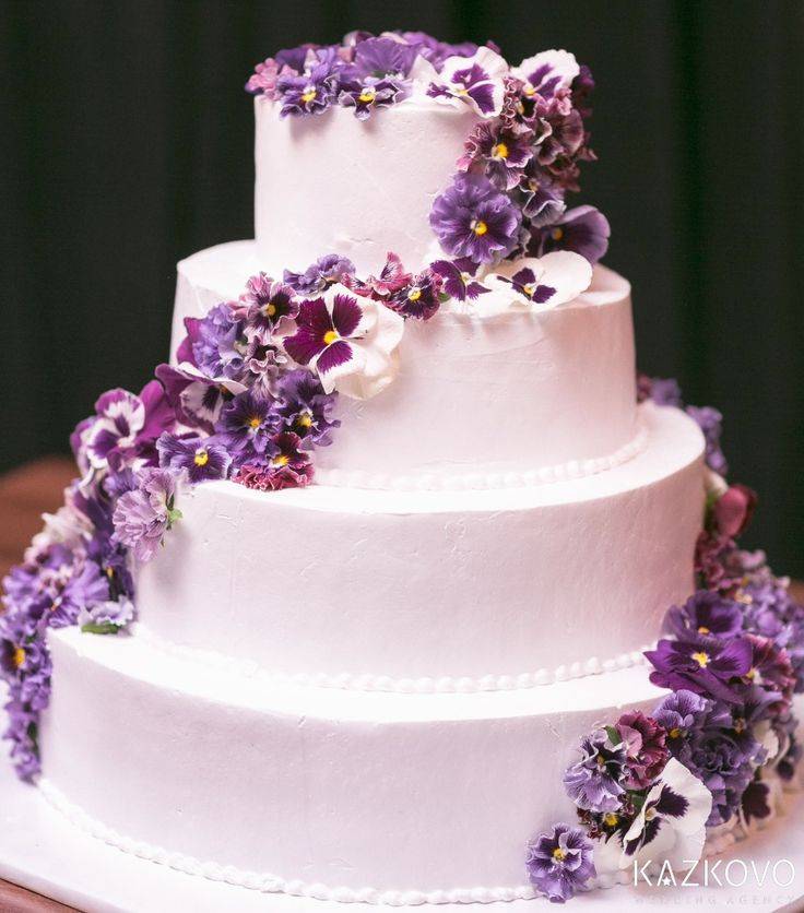 Эффектный и романтичный свадебный торт – фиолетовый натюрморт: фото примеров